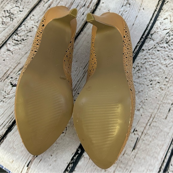 BCBG Paris Heels - Picture 2 of 6